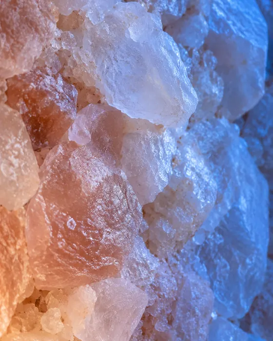 Cristalli di sale rosa illuminati da una luce blu